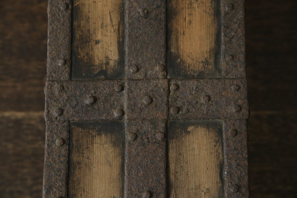 和製アンティーク　江戸期　杉材　重厚な金具と格子状の意匠が目を引く千両箱　(R-085431)