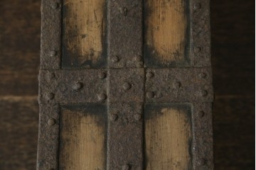 和製アンティーク　江戸期　杉材　重厚な金具と格子状の意匠が目を引く千両箱　(R-085431)