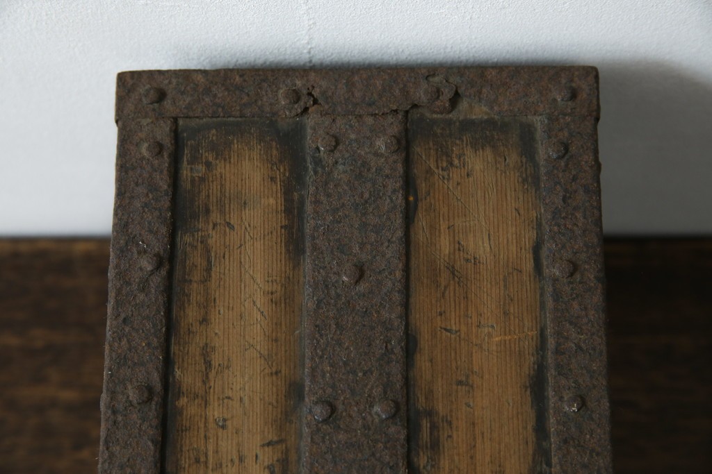 和製アンティーク　江戸期　杉材　重厚な金具と格子状の意匠が目を引く千両箱　(R-085431)