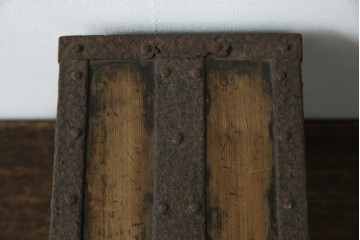 和製アンティーク　江戸期　杉材　重厚な金具と格子状の意匠が目を引く千両箱　(R-085431)