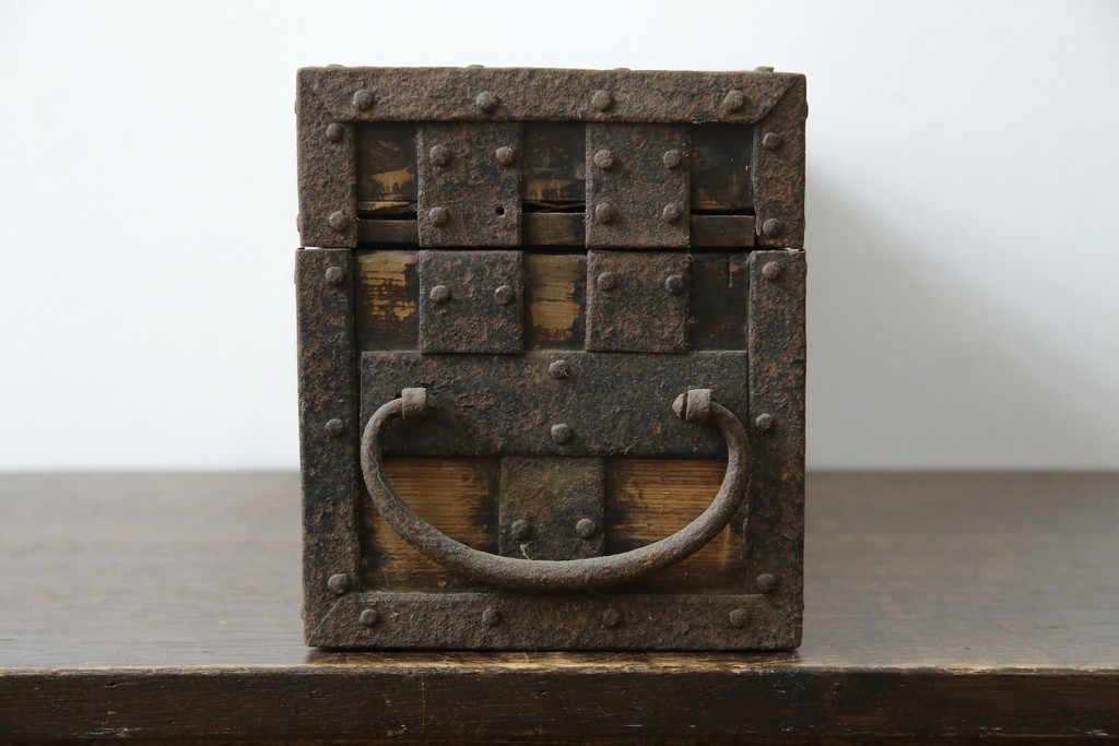 和製アンティーク　江戸期　杉材　重厚な金具と格子状の意匠が目を引く千両箱　(R-085431)