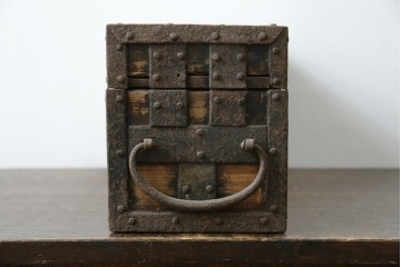 和製アンティーク　江戸期　杉材　重厚な金具と格子状の意匠が目を引く千両箱　(R-085431)