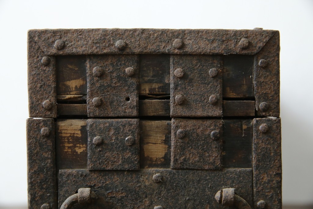 和製アンティーク　江戸期　杉材　重厚な金具と格子状の意匠が目を引く千両箱　(R-085431)