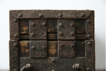 和製アンティーク　江戸期　杉材　重厚な金具と格子状の意匠が目を引く千両箱　(R-085431)