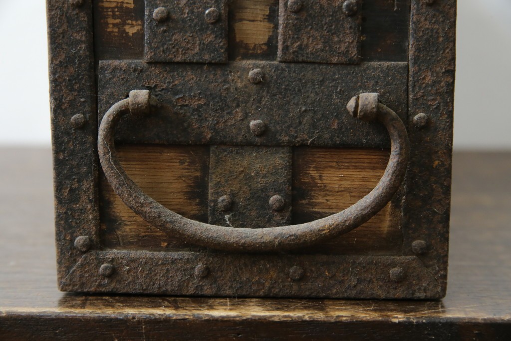 和製アンティーク　江戸期　杉材　重厚な金具と格子状の意匠が目を引く千両箱　(R-085431)