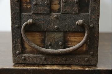 和製アンティーク　江戸期　杉材　重厚な金具と格子状の意匠が目を引く千両箱　(R-085431)