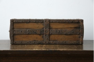 和製アンティーク　江戸期　杉材　重厚な金具と格子状の意匠が目を引く千両箱　(R-085431)