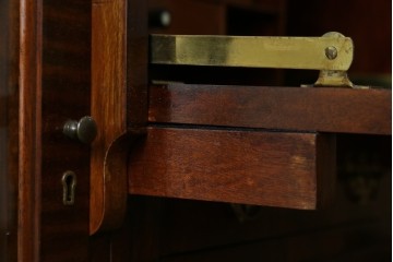 イギリスアンティーク　高級品!!　Lloyd’s Antiques(ロイズアンティークス)　マホガニー材　クラシカルなサイドバイサイドビューローブックケース　(R-085432)