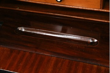 イギリスアンティーク　高級品‼　Lloyd’s Antiques(ロイズアンティークス)　マホガニー材　クラシカルなサイドバイサイドビューローブックケース　(R-085432)