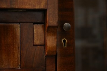 イギリスアンティーク　高級品‼　Lloyd’s Antiques(ロイズアンティークス)　マホガニー材　クラシカルなサイドバイサイドビューローブックケース　(R-085432)