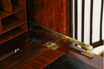 イギリスアンティーク　高級品‼　Lloyd’s Antiques(ロイズアンティークス)　マホガニー材　クラシカルなサイドバイサイドビューローブックケース　(R-085432)