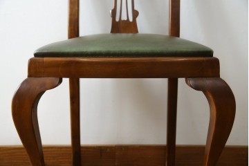 中古　美品　バロッサバレンティ(VARO,S.A. VALENTI)　優雅な猫脚と背もたれ装飾が映えるレザーチェア　(R-085433)