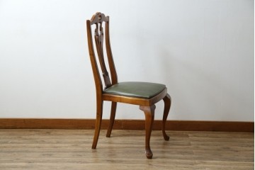 中古　美品　バロッサバレンティ(VARO,S.A. VALENTI)　優雅な猫脚と背もたれ装飾が映えるレザーチェア　(R-085433)