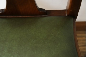 中古　美品　バロッサバレンティ(VARO,S.A. VALENTI)　優雅な猫脚と背もたれ装飾が映えるレザーチェア　(R-085433)