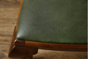 中古　美品　バロッサバレンティ(VARO,S.A. VALENTI)　優雅な猫脚と背もたれ装飾が映えるレザーチェア　(R-085433)