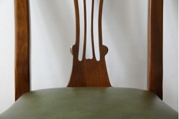 中古　美品　バロッサバレンティ(VARO,S.A. VALENTI)　優雅な猫脚と背もたれ装飾が映えるレザーチェア　(R-085433)