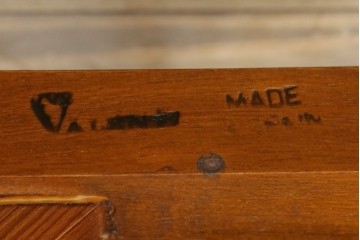 中古　美品　バロッサバレンティ(VARO,S.A. VALENTI)　優雅な猫脚と背もたれ装飾が映えるレザーチェア　(R-085433)