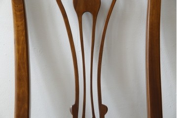 中古　美品　バロッサバレンティ(VARO,S.A. VALENTI)　優雅な猫脚と背もたれ装飾が映えるレザーチェア　(R-085433)