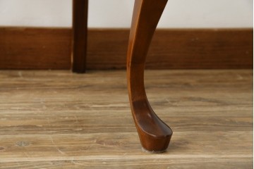 中古　美品　バロッサバレンティ(VARO,S.A. VALENTI)　優雅な猫脚と背もたれ装飾が映えるレザーチェア　(R-085433)