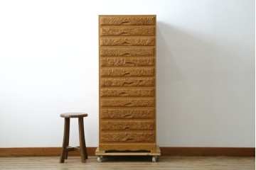 中古　美品　伝統工芸　精緻な日光彫りが圧巻の多段チェスト　(R-085434)
