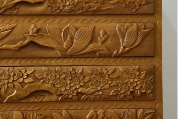 中古　美品　伝統工芸　精緻な日光彫りが圧巻の多段チェスト　(R-085434)