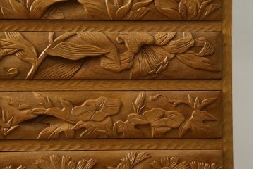 中古　美品　伝統工芸　精緻な日光彫りが圧巻の多段チェスト　(R-085434)