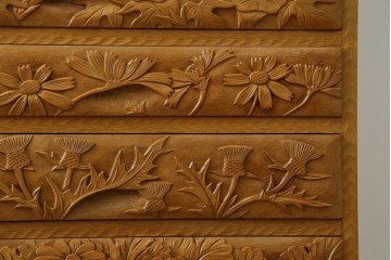 中古　美品　伝統工芸　精緻な日光彫りが圧巻の多段チェスト　(R-085434)