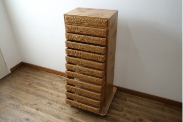 中古　美品　伝統工芸　精緻な日光彫りが圧巻の多段チェスト　(R-085434)