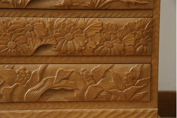 中古　美品　伝統工芸　精緻な日光彫りが圧巻の多段チェスト　(R-085434)