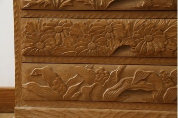 中古　美品　伝統工芸　精緻な日光彫りが圧巻の多段チェスト　(R-085434)