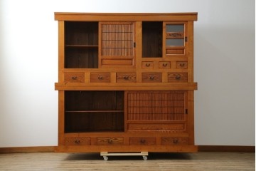 中古　超美品　上質な木味と繊細な格子細工が映える重ね水屋箪笥　(R-085435)