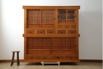 中古　超美品　上質な木味と繊細な格子細工が映える重ね水屋箪笥　(R-085435)