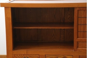 中古　超美品　上質な木味と繊細な格子細工が映える重ね水屋箪笥　(R-085435)