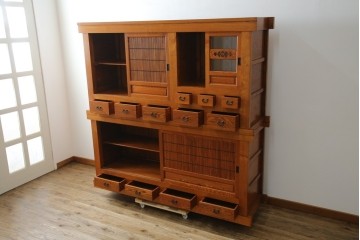 中古　超美品　上質な木味と繊細な格子細工が映える重ね水屋箪笥　(R-085435)