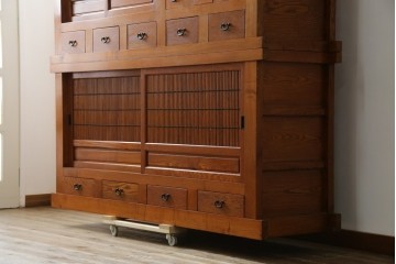 中古　超美品　上質な木味と繊細な格子細工が映える重ね水屋箪笥　(R-085435)