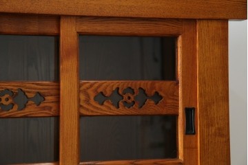 中古　超美品　上質な木味と繊細な格子細工が映える重ね水屋箪笥　(R-085435)