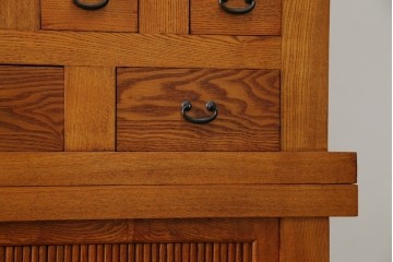 中古　超美品　上質な木味と繊細な格子細工が映える重ね水屋箪笥　(R-085435)