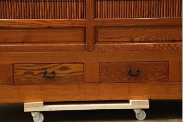 中古　超美品　上質な木味と繊細な格子細工が映える重ね水屋箪笥　(R-085435)