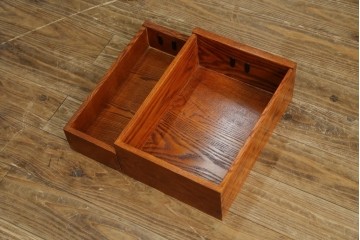 中古　超美品　上質な木味と繊細な格子細工が映える重ね水屋箪笥　(R-085435)