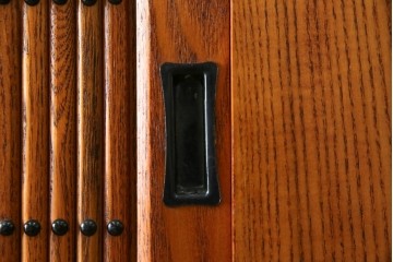 中古　超美品　上質な木味と繊細な格子細工が映える重ね水屋箪笥　(R-085435)