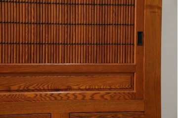 中古　超美品　上質な木味と繊細な格子細工が映える重ね水屋箪笥　(R-085435)