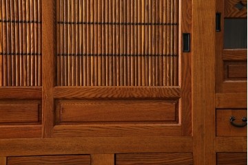 中古　超美品　上質な木味と繊細な格子細工が映える重ね水屋箪笥　(R-085435)