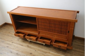 中古　超美品　緻密な格子戸と木地の風合いが美しい水屋箪笥サイドボード　(R-085437)