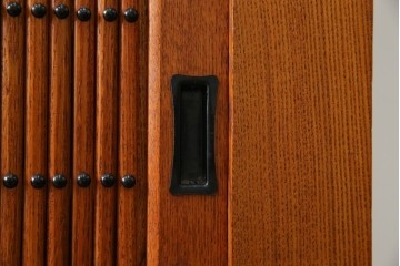 中古　超美品　緻密な格子戸と木地の風合いが美しい水屋箪笥サイドボード　(R-085437)