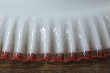 《引っ掛けシーリング式ペンダントライト加工費込み》　和製アンティーク　時代物　大正～昭和初期　赤色の波打つ縁取りが特徴のペンダントライト　(R-085438)