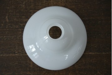 《引っ掛けシーリング式ペンダントライト加工費込み》　和製アンティーク　和製アンティーク　乳白ガラスのレトロなペンダントライト　(R-085439)