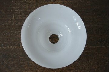 《引っ掛けシーリング式ペンダントライト加工費込み》　和製アンティーク　和製アンティーク　乳白ガラスのレトロなペンダントライト　(R-085439)