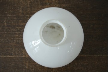 《引っ掛けシーリング式ペンダントライト加工費込み》　和製アンティーク　乳白ガラスのふっくらとしたシェードのペンダントライト　(R-085440)