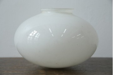 《引っ掛けシーリング式ペンダントライト加工費込み》　和製アンティーク　乳白ガラスのふっくらとしたシェードのペンダントライト　(R-085440)