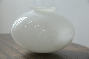 《引っ掛けシーリング式ペンダントライト加工費込み》　和製アンティーク　乳白ガラスのふっくらとしたシェードのペンダントライト　(R-085440)